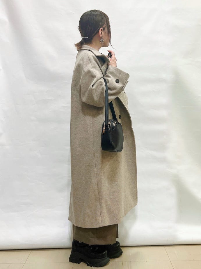 YUIさんの「SHOO･LA･RUE｜【洗濯機可/S-LL】スカラップネックが上品な ビジュー付きニット」を使ったコーディネート