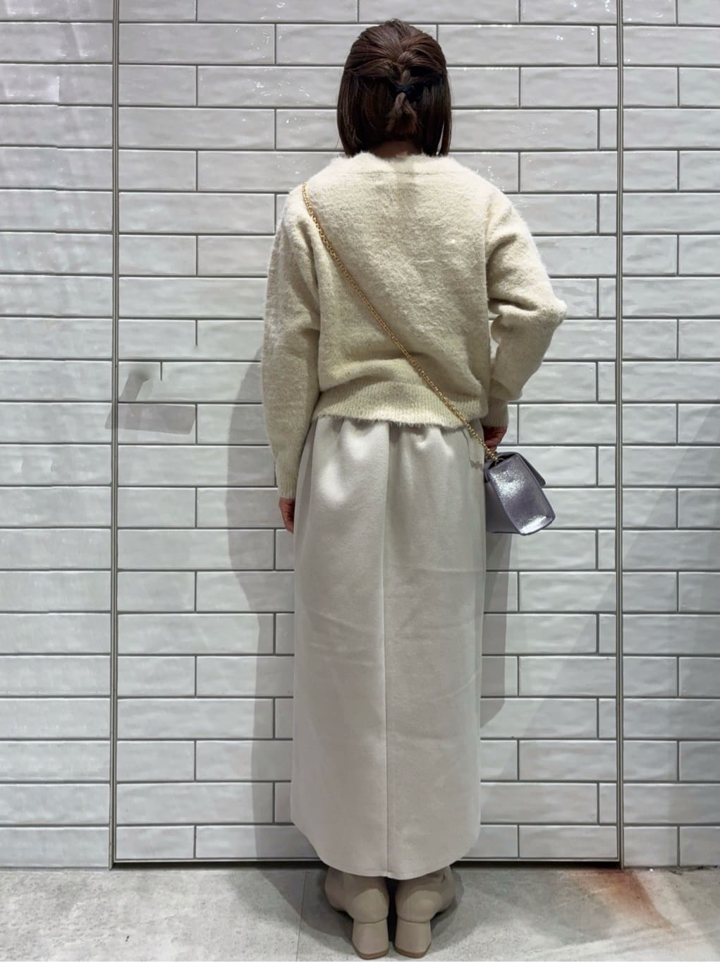 Hashiさんの「OPAQUE.CLIP｜スパンコールフェザーVネックニット【洗濯機OK】」を使ったコーディネート