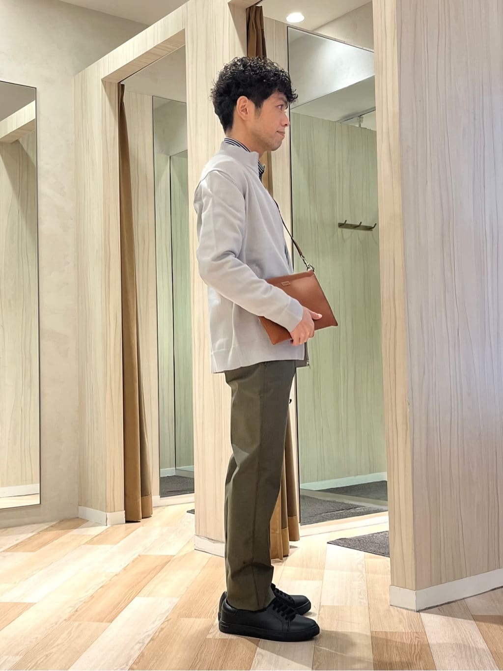 URAさんの「TAKEO KIKUCHI｜アンチピリング ジップアップ ニット」を使ったコーディネート