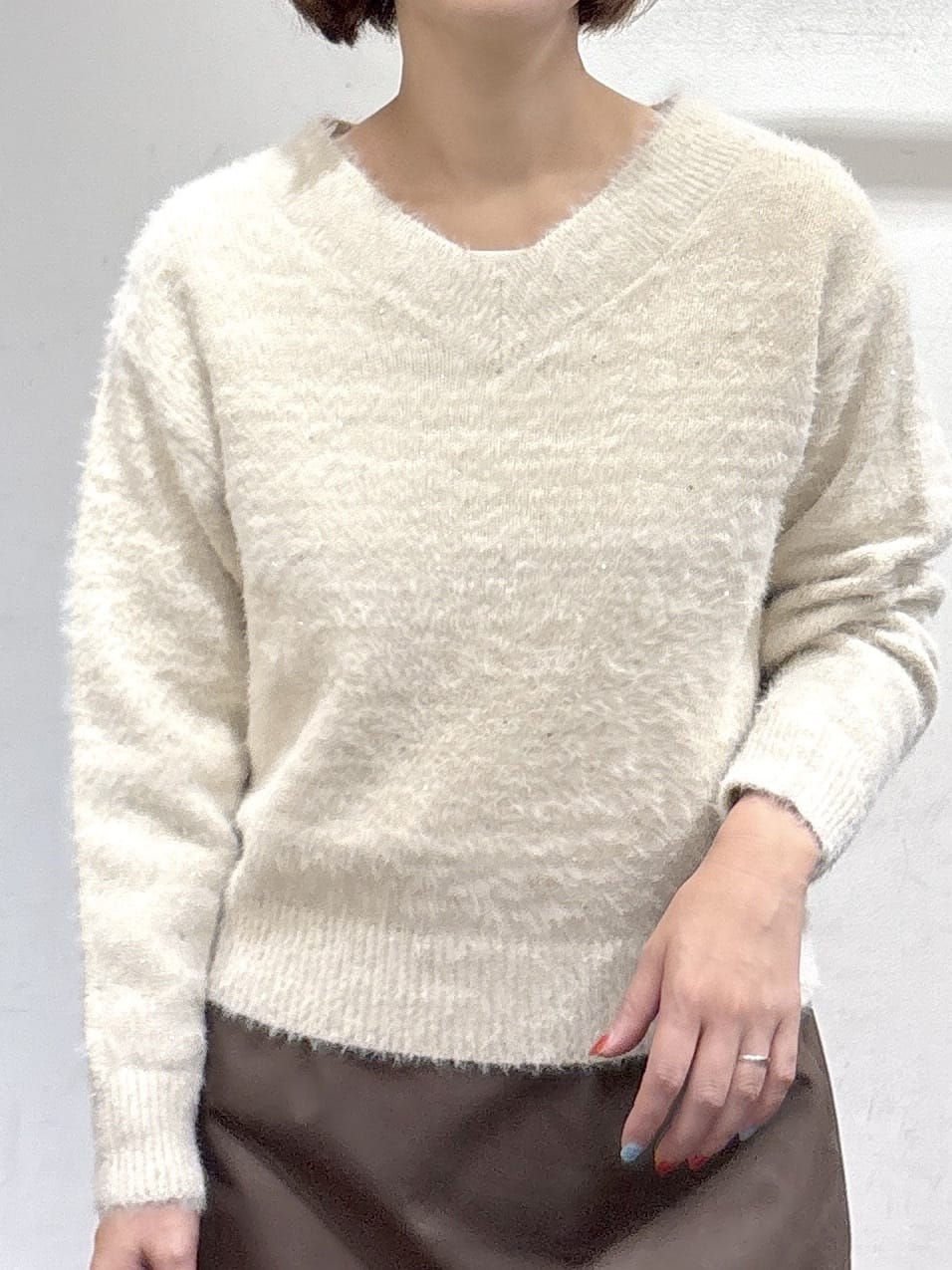 たけねぇさんの「OPAQUE.CLIP｜スパンコールフェザーVネックニット【洗濯機OK】」を使ったコーディネート