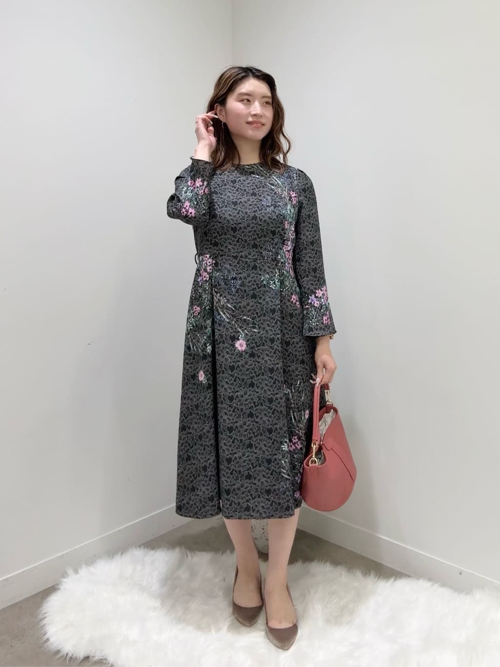 Suma Una本部スタッフさんの「SunaUna｜【co creation and yours／SS～L】レースプリント柄ワンピース」を使ったコーディネート