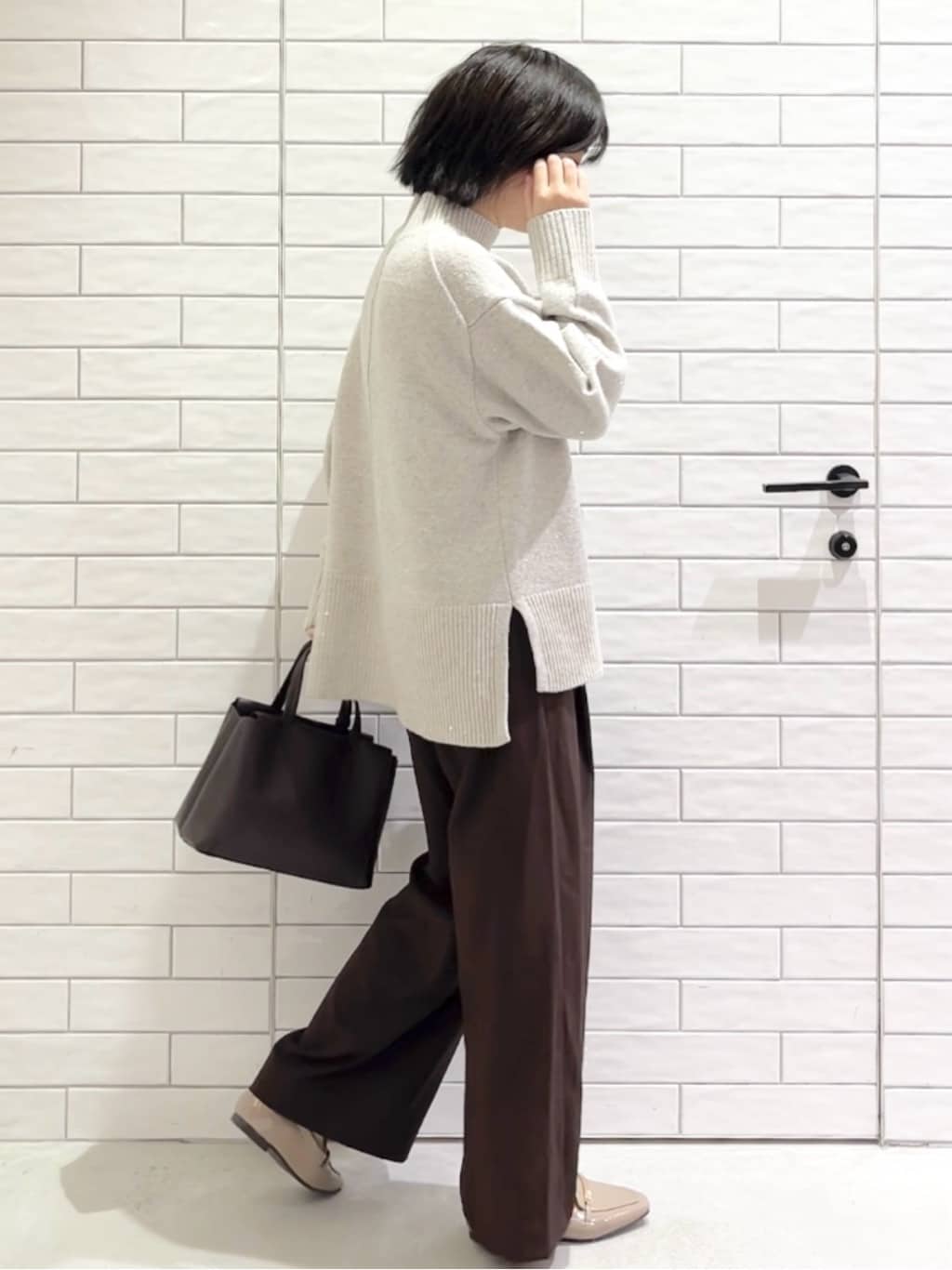 しおりさんの「OPAQUE.CLIP｜タックデザインワイドパンツ【洗濯機OK】」を使ったコーディネート