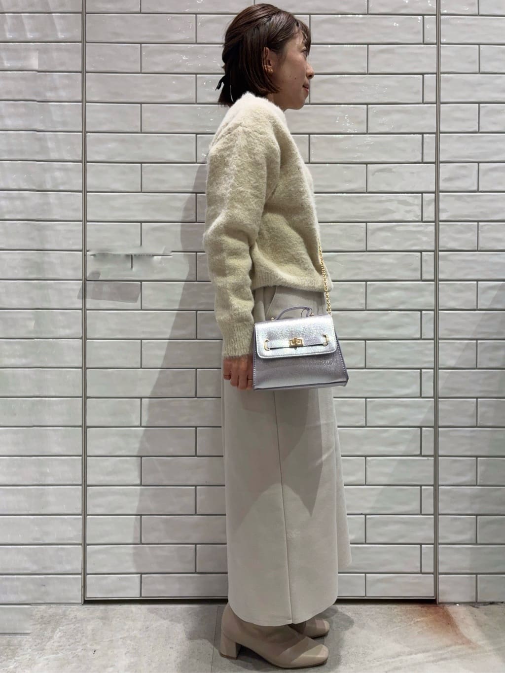 Hashiさんの「OPAQUE.CLIP｜スパンコールフェザーVネックニット【洗濯機OK】」を使ったコーディネート