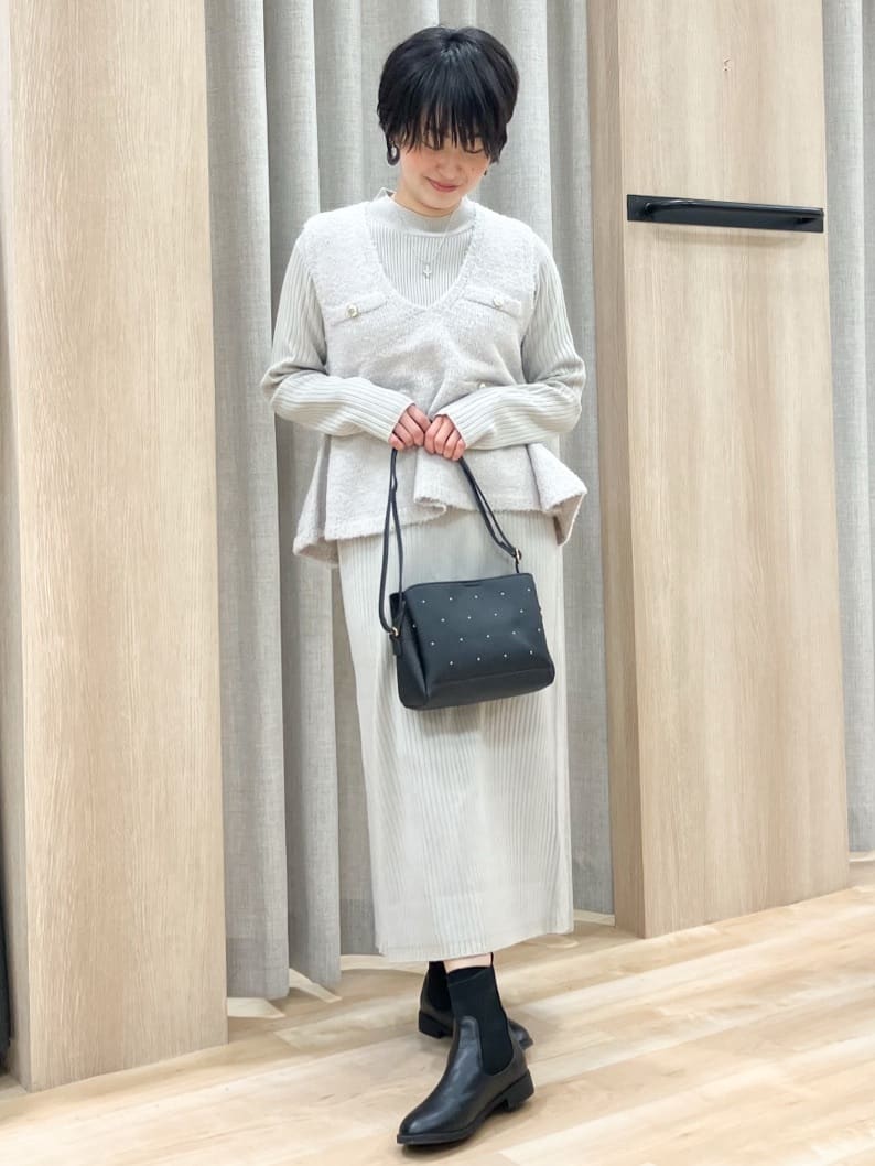 Keiさんの「grove｜【2点SET/体型カバー】一枚で決まる、ペプラムベスト&times;ニットワンピース」を使ったコーディネート
