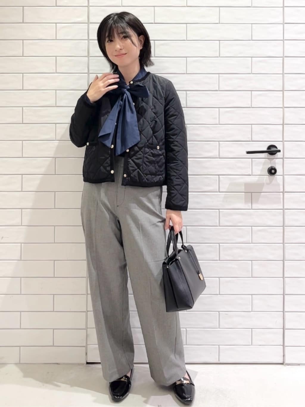 しおりさんの「OPAQUE.CLIP｜【2WAY／人間工学】シュリンクミドルトートバッグ」を使ったコーディネート