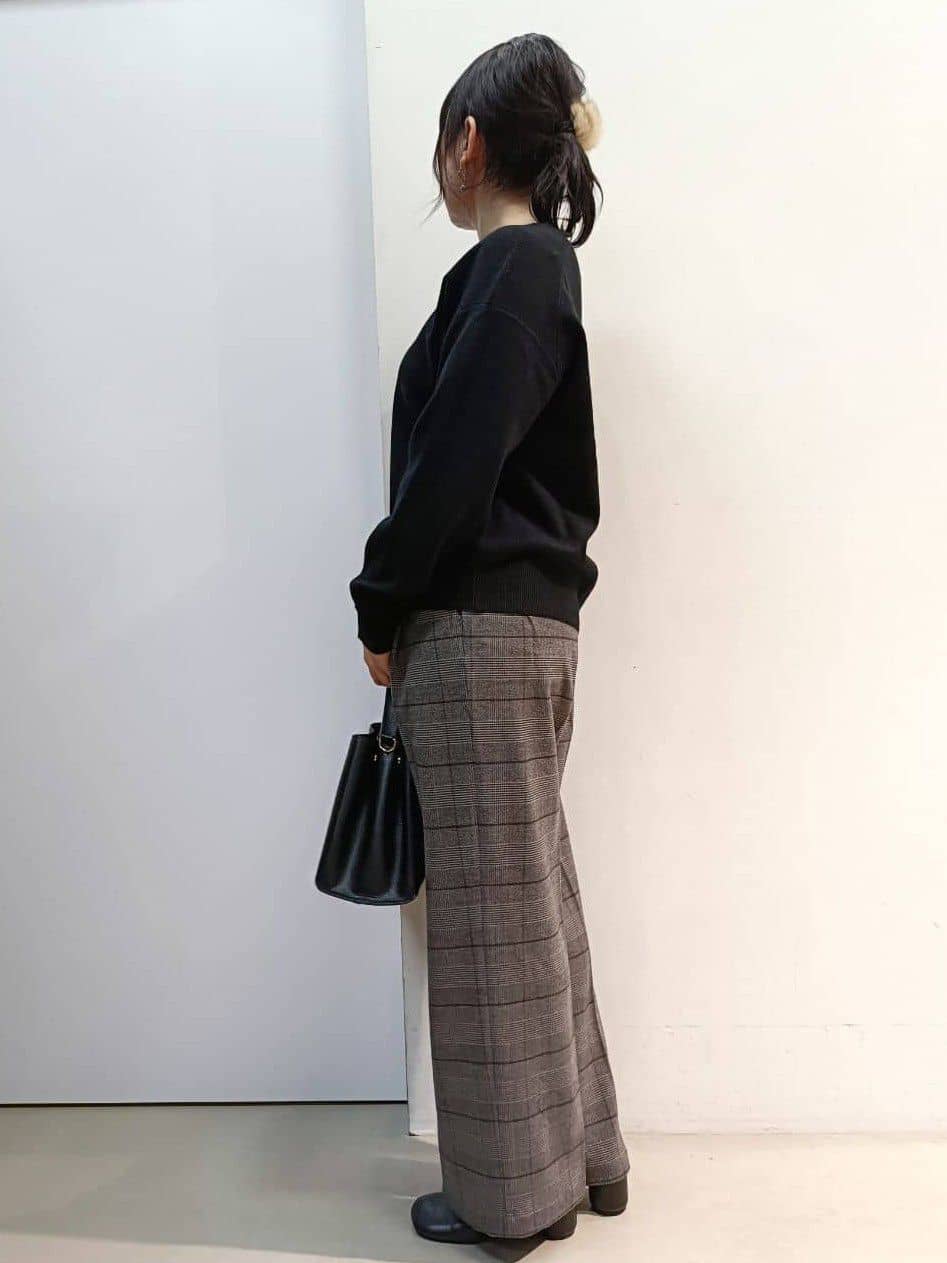 あんさんの「THE SHOP TK｜【すっきりシルエットが叶う】大人のためのVネックニット/毛玉になりにくい/静電気防止/洗濯機OK」を使ったコーディネート