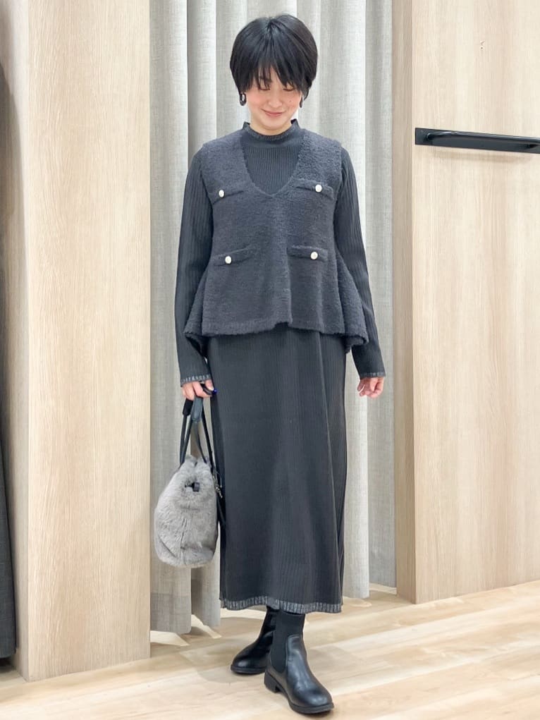 Keiさんの「grove｜【2点SET/体型カバー】一枚で決まる、ペプラムベスト&times;ニットワンピース」を使ったコーディネート
