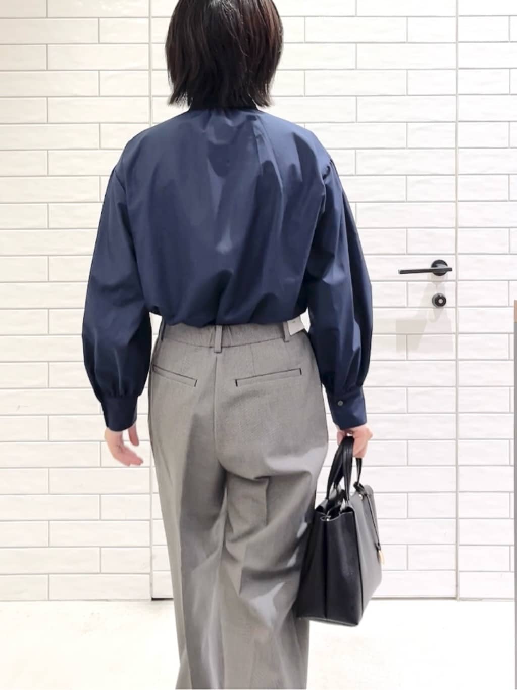 しおりさんの「OPAQUE.CLIP｜【2WAY／人間工学】シュリンクミドルトートバッグ」を使ったコーディネート