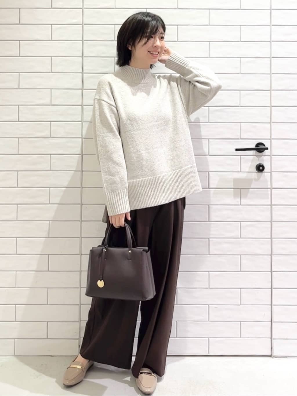 しおりさんの「OPAQUE.CLIP｜タックデザインワイドパンツ【洗濯機OK】」を使ったコーディネート