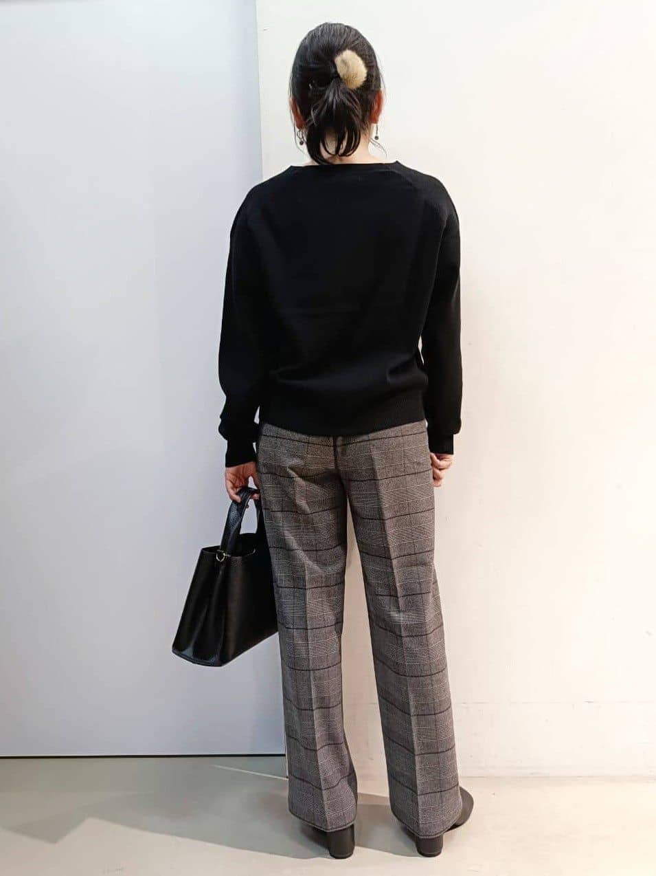 あんさんの「THE SHOP TK｜【すっきりシルエットが叶う】大人のためのVネックニット/毛玉になりにくい/静電気防止/洗濯機OK」を使ったコーディネート