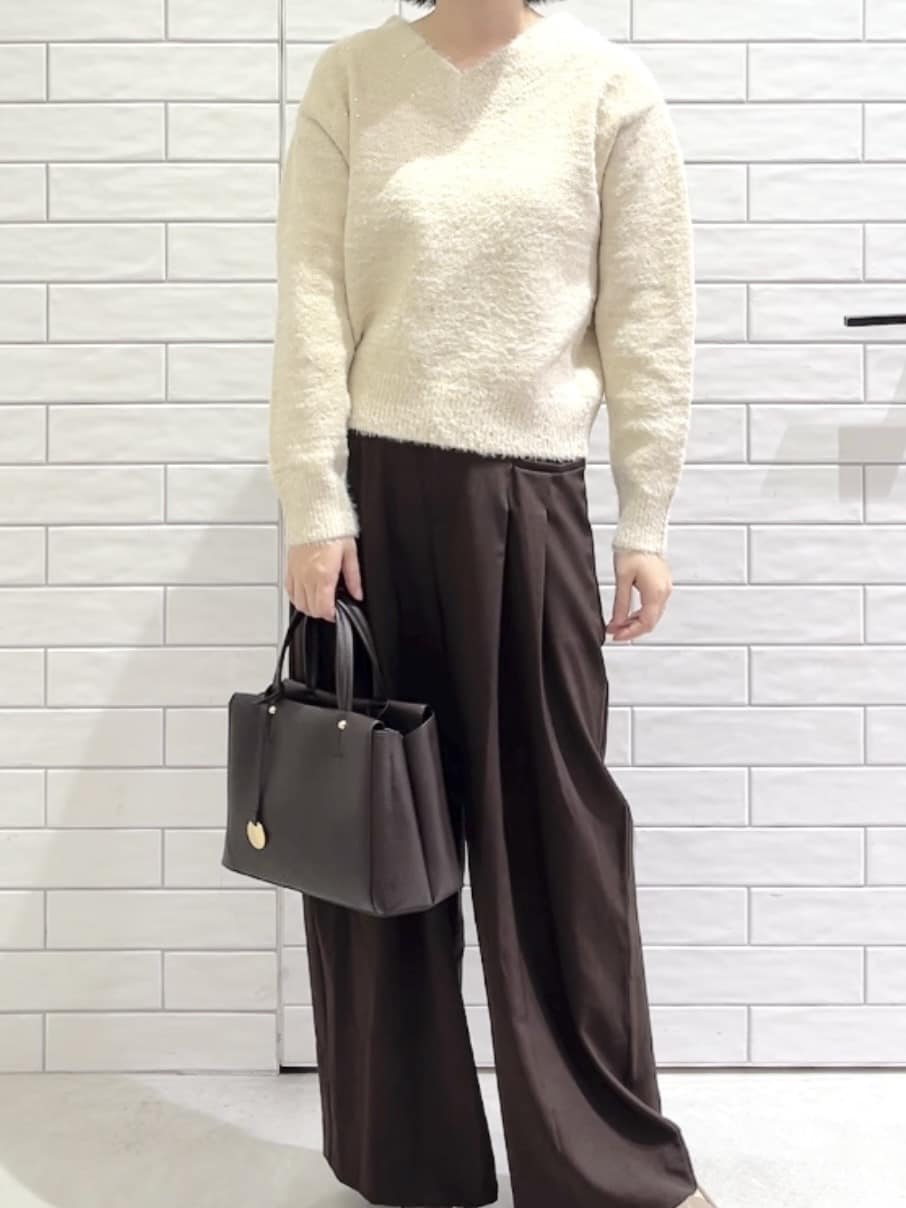 しおりさんの「OPAQUE.CLIP｜スパンコールフェザーVネックニット【洗濯機OK】」を使ったコーディネート