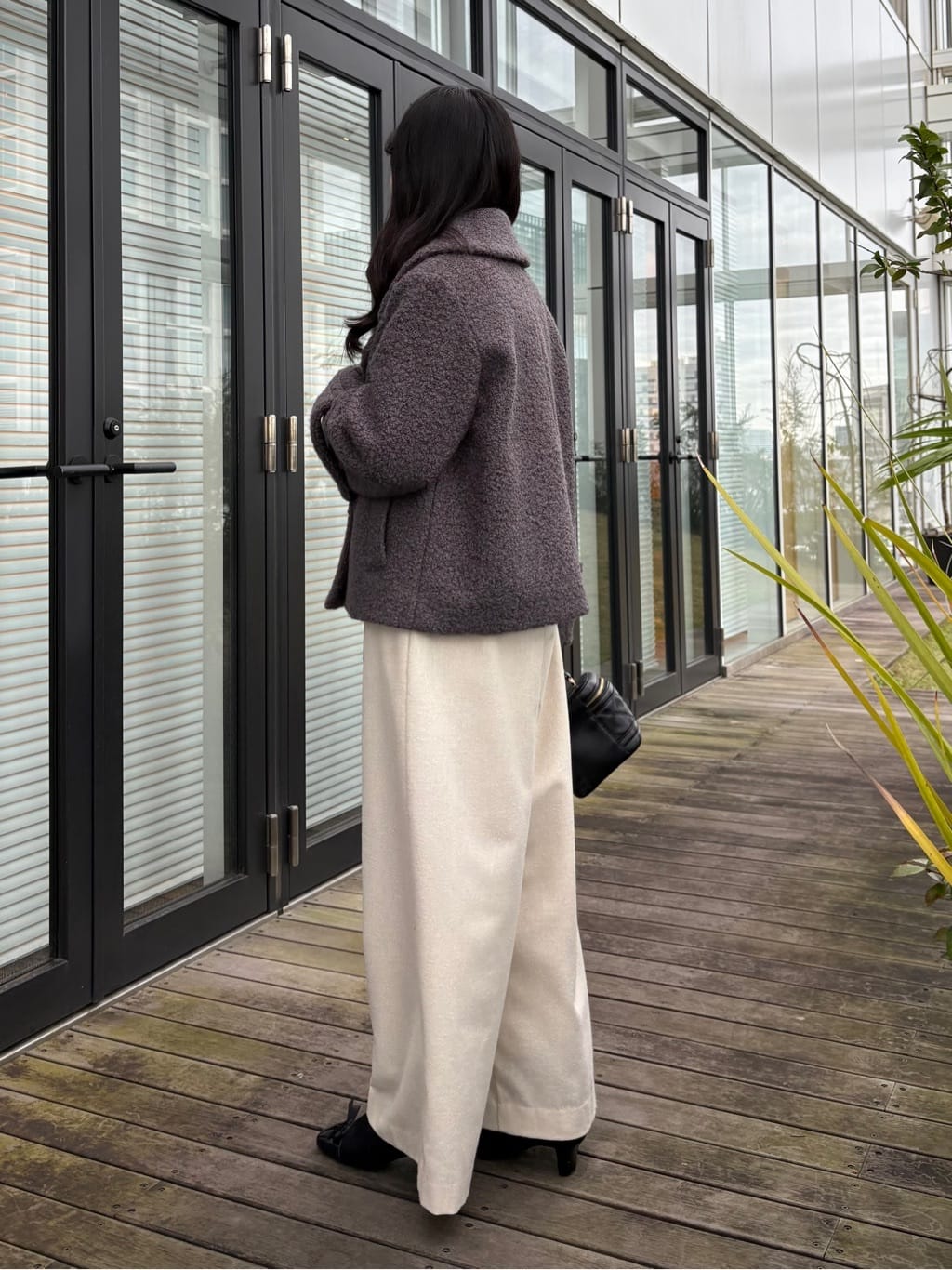 AOIさんの「Couture brooch｜【S-LL/無地・チェック柄】プードルボア ショートコート」を使ったコーディネート