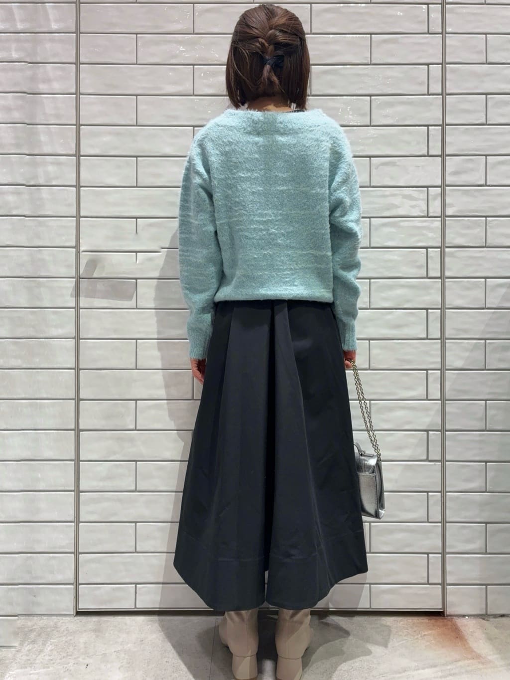 Hashiさんの「OPAQUE.CLIP｜スパンコールフェザーVネックニット【洗濯機OK】」を使ったコーディネート