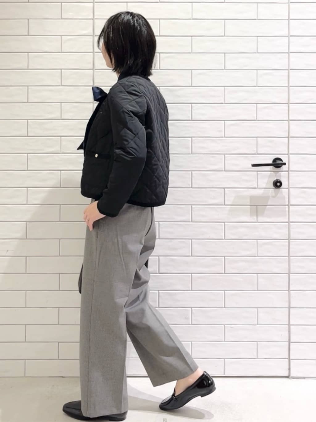 しおりさんの「OPAQUE.CLIP｜【2WAY／人間工学】シュリンクミドルトートバッグ」を使ったコーディネート