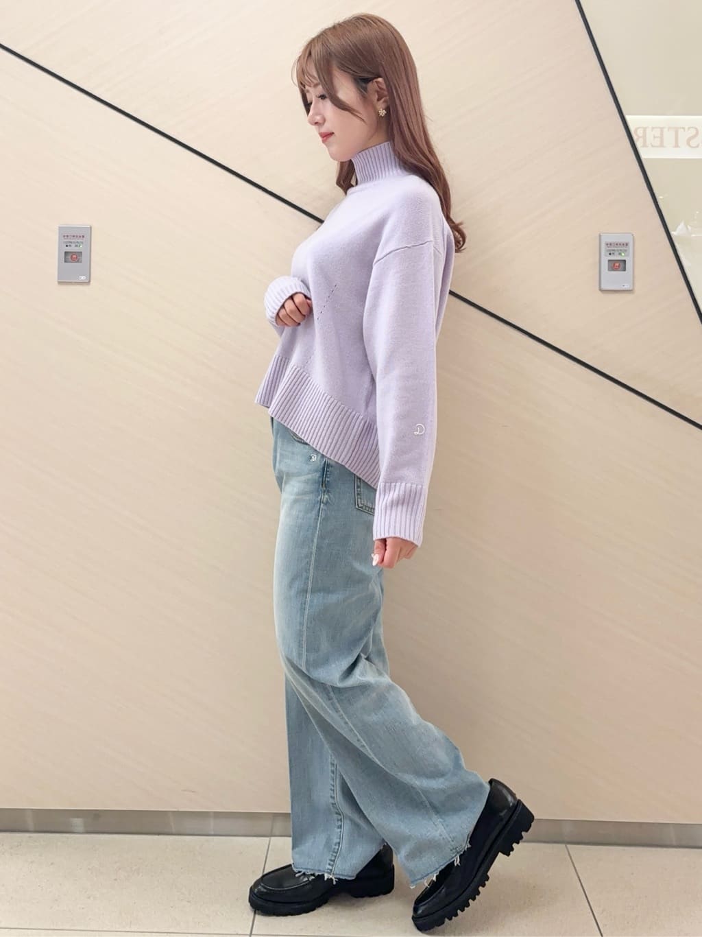 Rinaさんの「DRESSTERIOR｜センタープレス ワイドストレートデニム」を使ったコーディネート