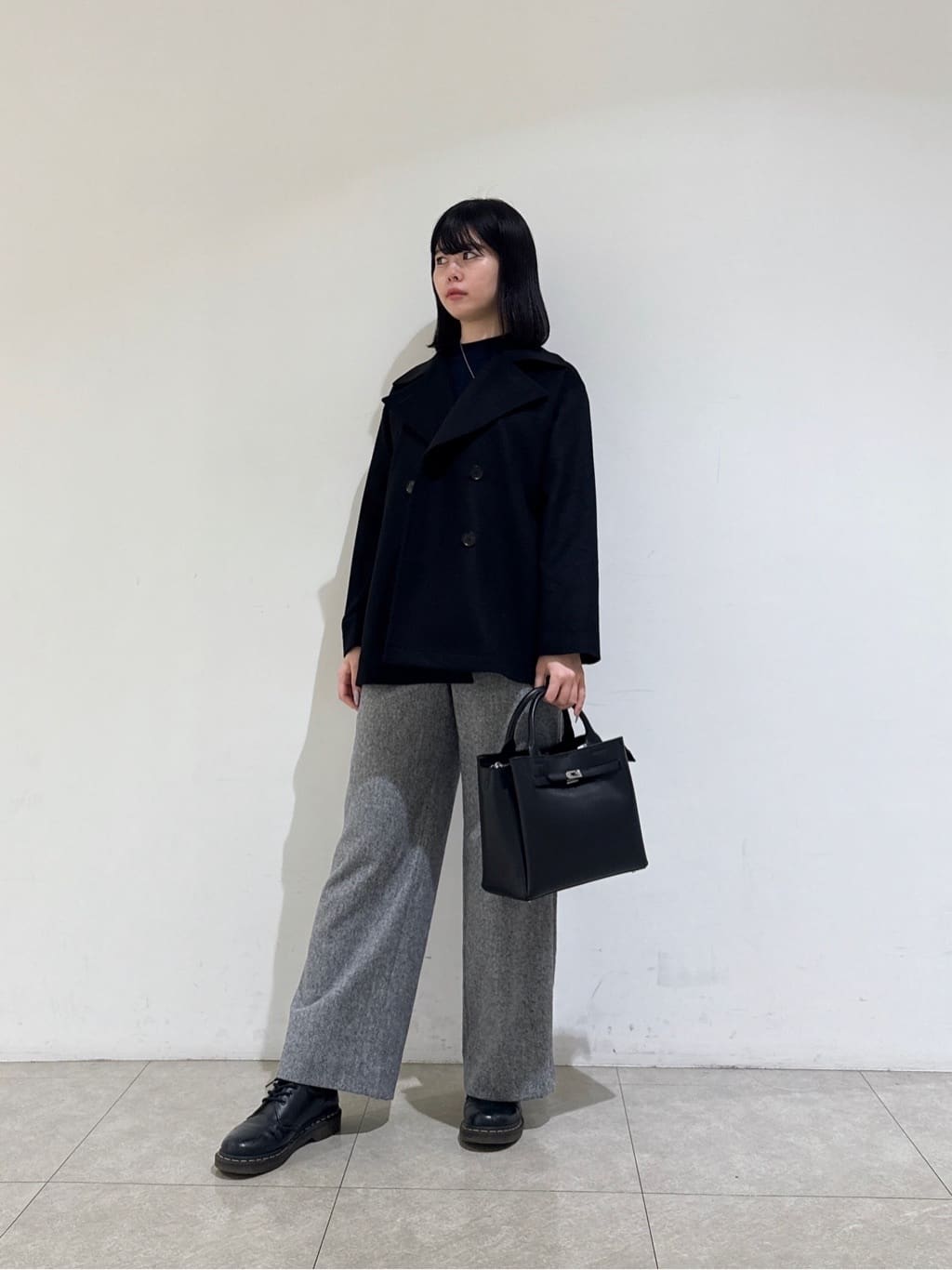 rinaさんの「INDIVI｜【軽やか／ゆったり】ウール混ショートトレンチコート」を使ったコーディネート