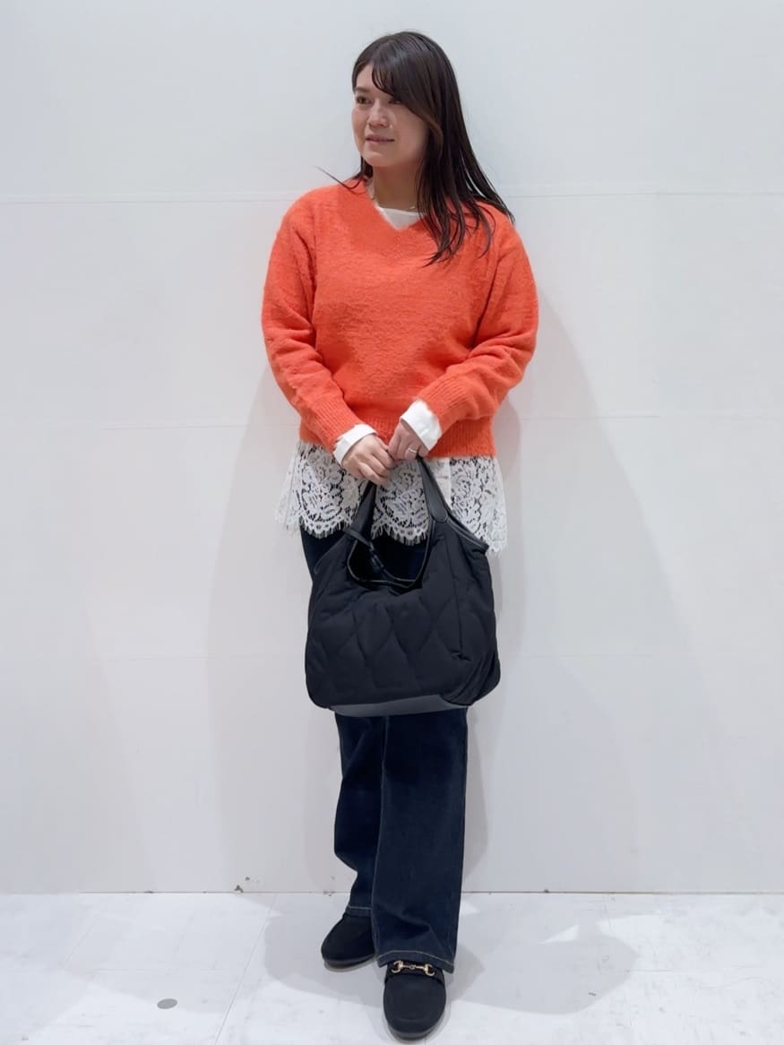 Minさんの「OPAQUE.CLIP｜スパンコールフェザーVネックニット【洗濯機OK】」を使ったコーディネート