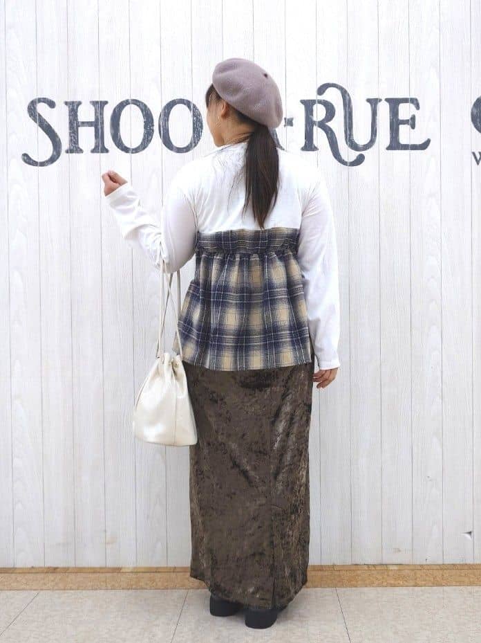 とろろさんの「SHOO･LA･RUE｜シャツレイヤード風で1枚でサマ見え ロンT」を使ったコーディネート