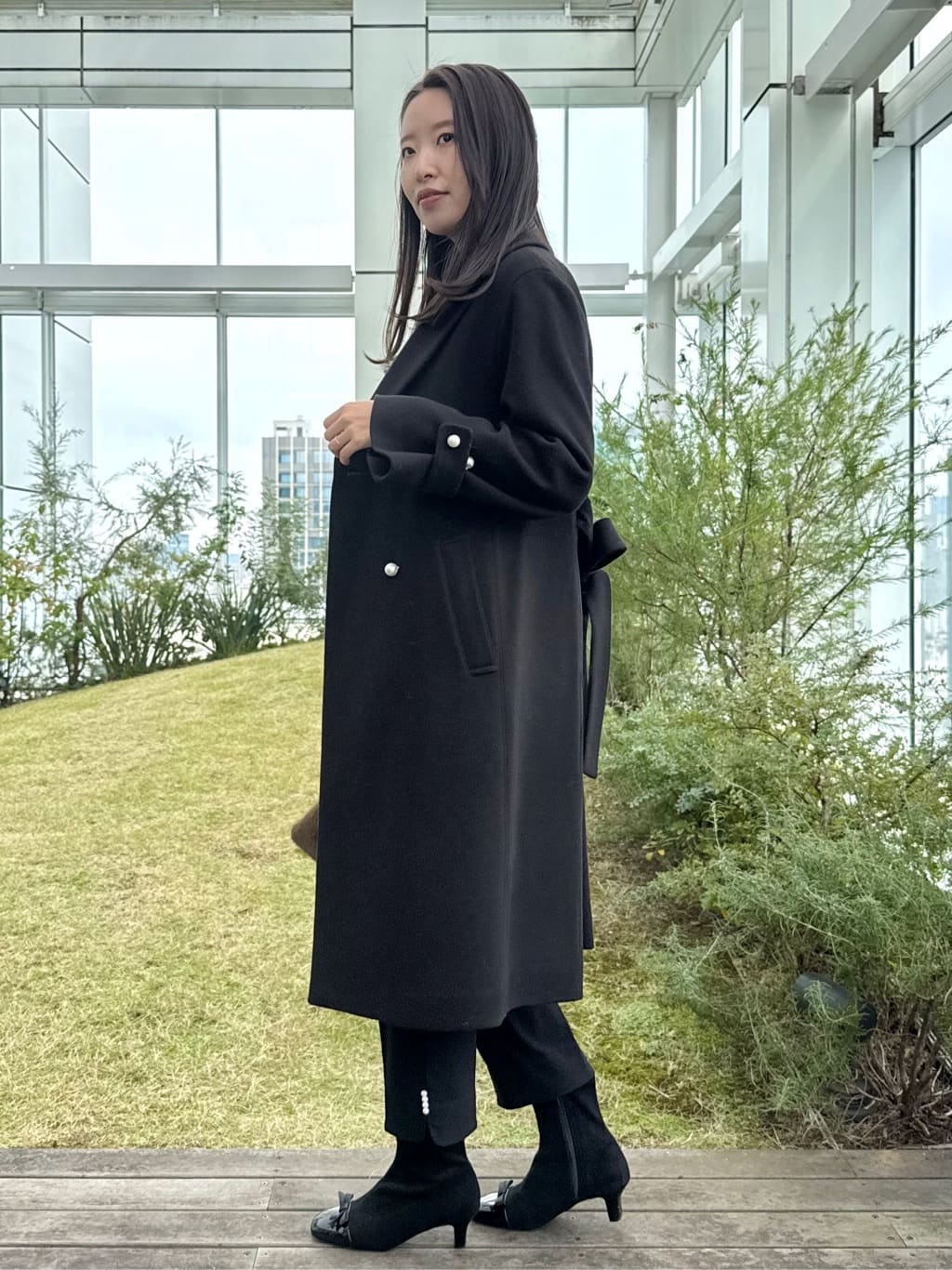 teiさんの「Couture brooch｜【大人上品・ベルト付き】パール調釦チェスターコート」を使ったコーディネート