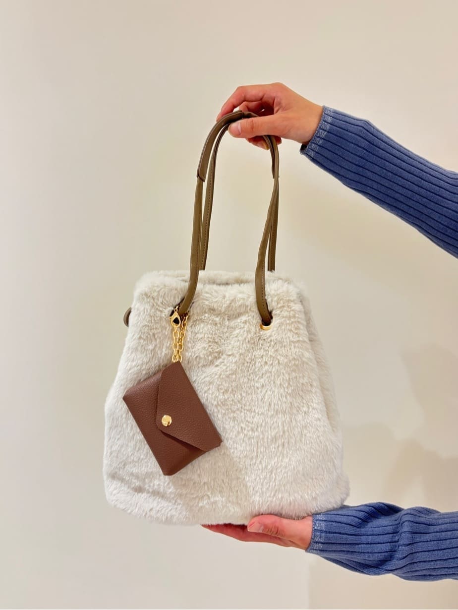 miさんの「grove｜【2点SET/体型カバー】一枚で決まる、ペプラムベスト&times;ニットワンピース」を使ったコーディネート