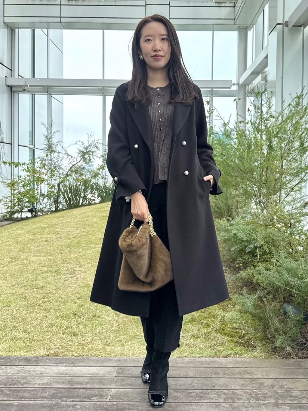 teiさんの「Couture brooch｜【大人上品・ベルト付き】パール調釦チェスターコート」を使ったコーディネート