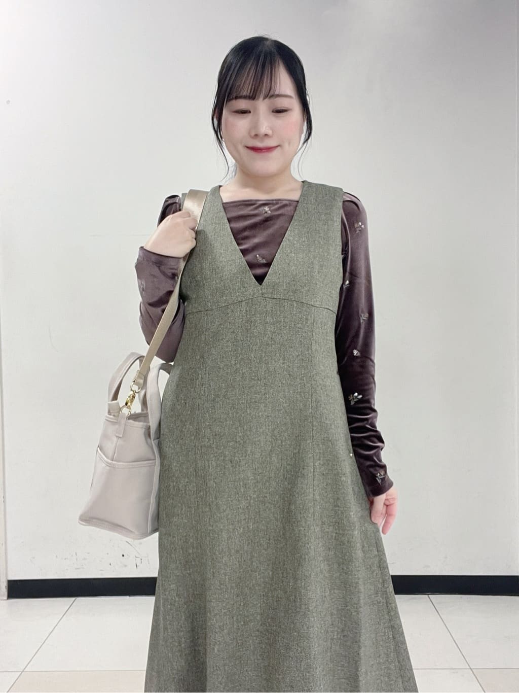 Hitomiさんの「index｜バックシャン小花刺繍ベロアトップス【洗濯機OK】」を使ったコーディネート