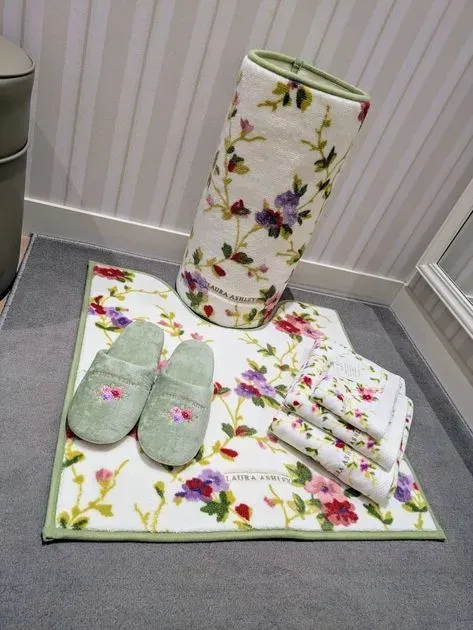 プライオリー柄 トイレマット（トイレタリー） | LAURA ASHLEY HOME