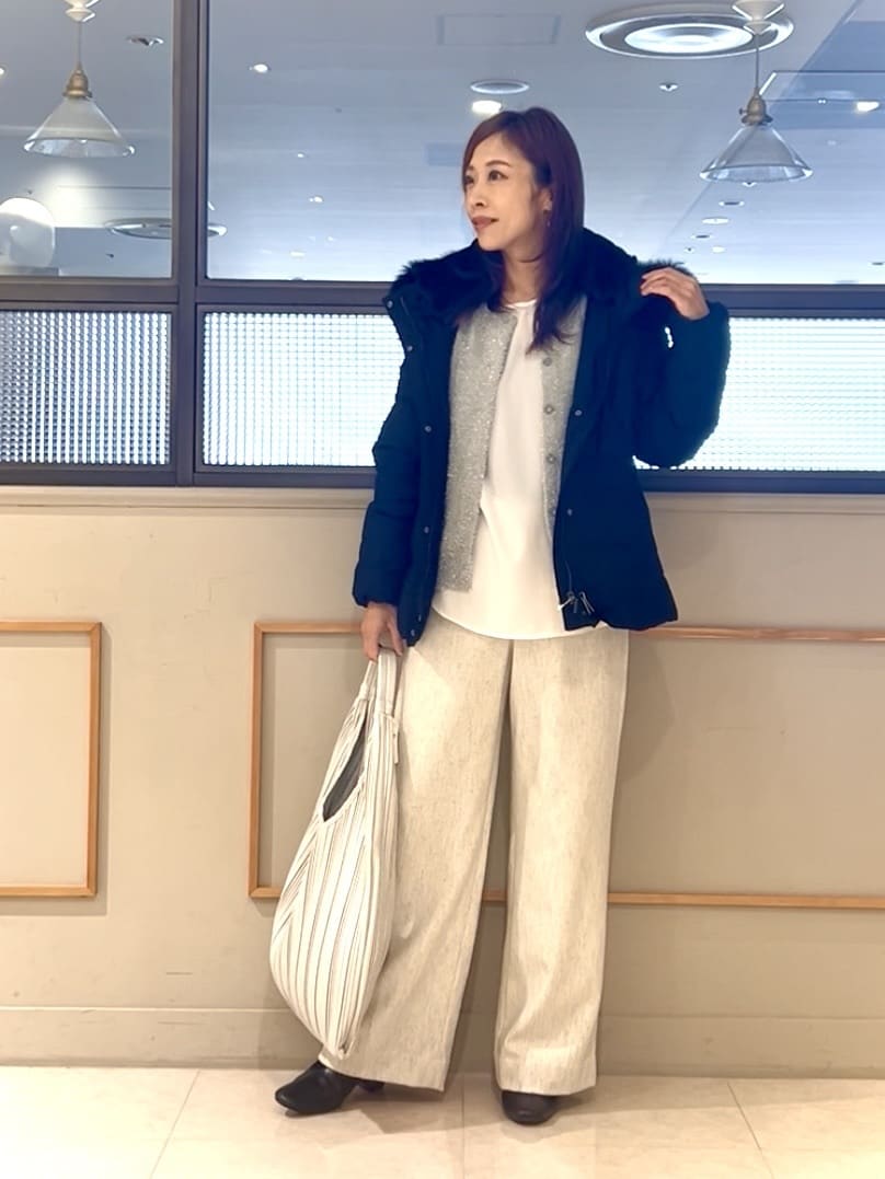 𝑹𝑶𝑴𝑰さんの「INDIVI｜【名品／撥水／抗菌防臭】ショート丈リサイクルダウンコート」を使ったコーディネート