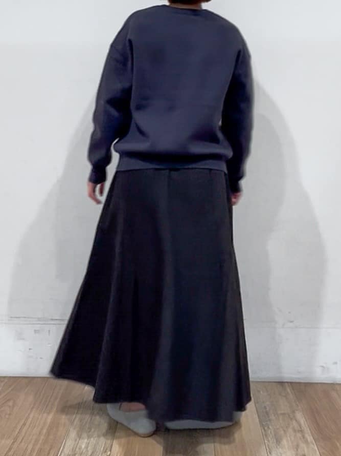 山さんさんの「grove｜カレッジロゴキーネックニット」を使ったコーディネート
