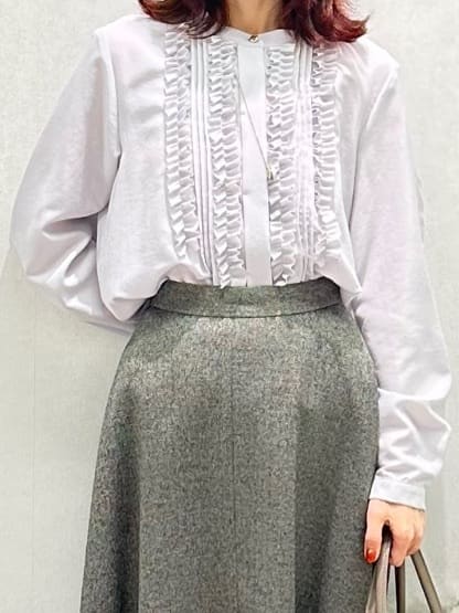 Miwaさんの「UNTITLED｜【1枚で着映え/オンオフ着回し】フリルサテンブラウス」を使ったコーディネート