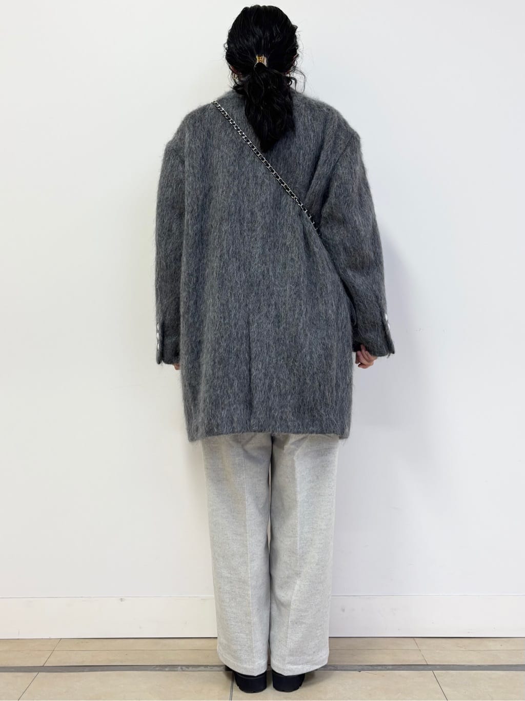 YOKOTAさんの「DRESSTERIOR｜アルパカブレンドVネックニット」を使ったコーディネート