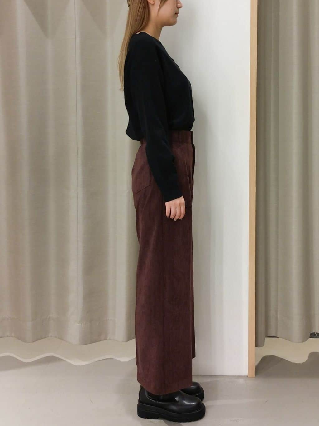 ミリさんの「THE SHOP TK｜【すっきりシルエットが叶う】大人のためのVネックニット/毛玉になりにくい/静電気防止/洗濯機OK」を使ったコーディネート