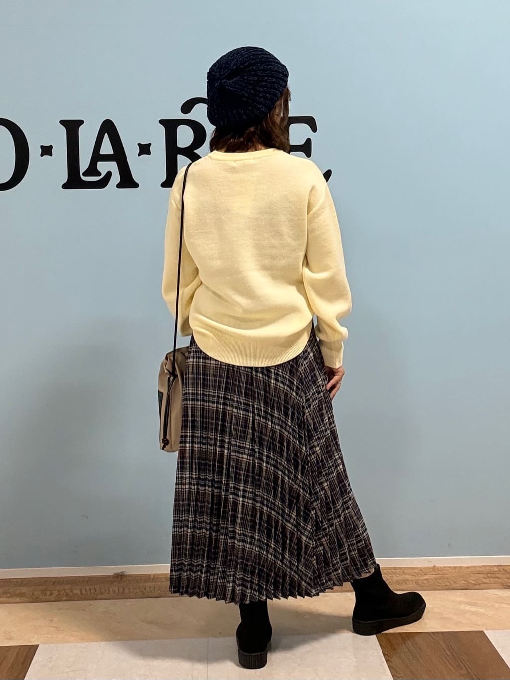 Naaatsuさんの「SHOO･LA･RUE｜【洗濯機可/ちくちくしにくい】大人のための スウェットライク刺繍ロゴニット」を使ったコーディネート