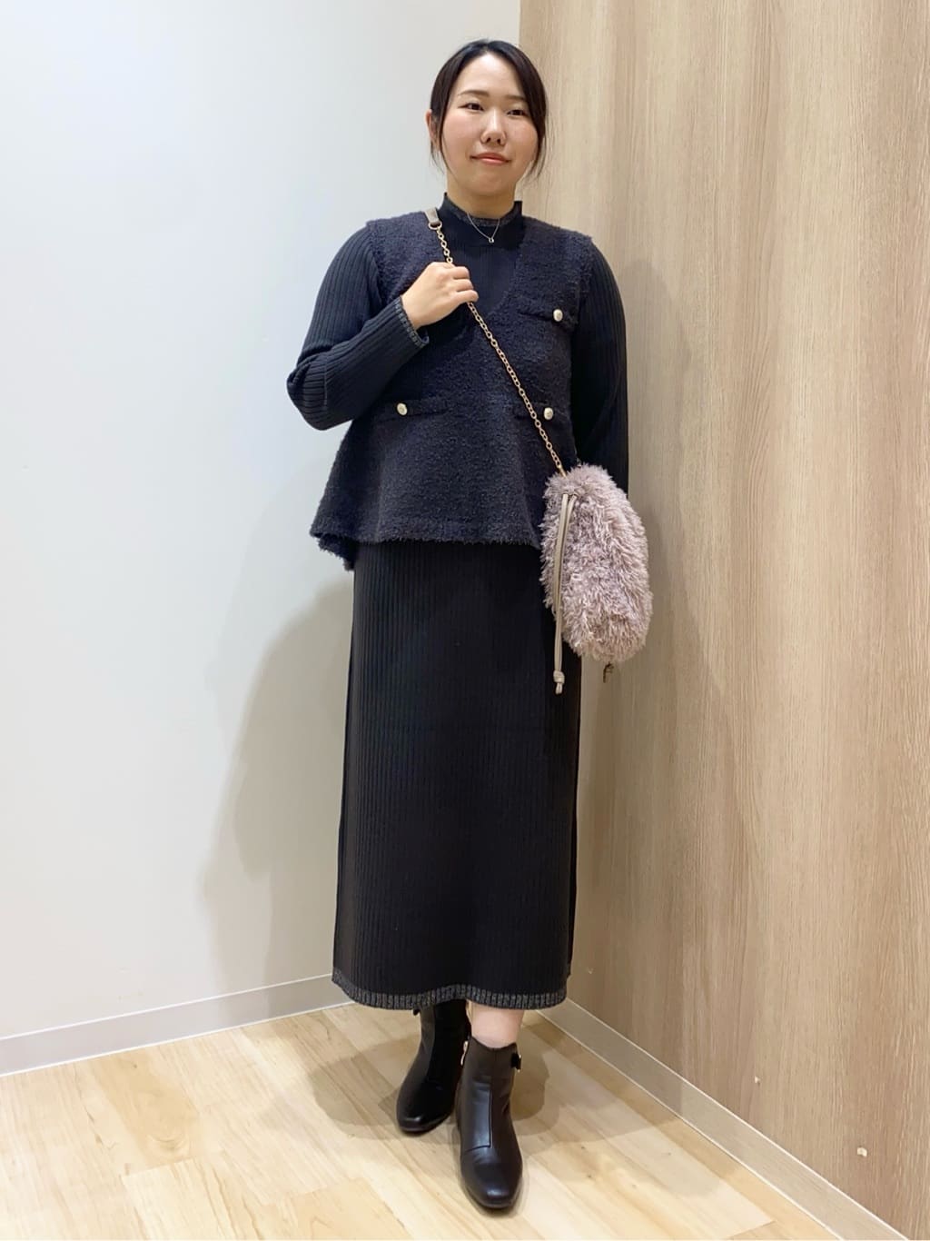 HANAさんの「grove｜【2点SET/体型カバー】一枚で決まる、ペプラムベスト&times;ニットワンピース」を使ったコーディネート