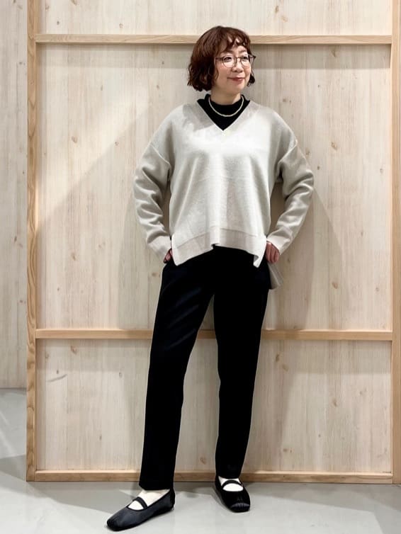 nakoさんの「THE SHOP TK｜【体型カバー】ゆったり サイドスリットニット」を使ったコーディネート