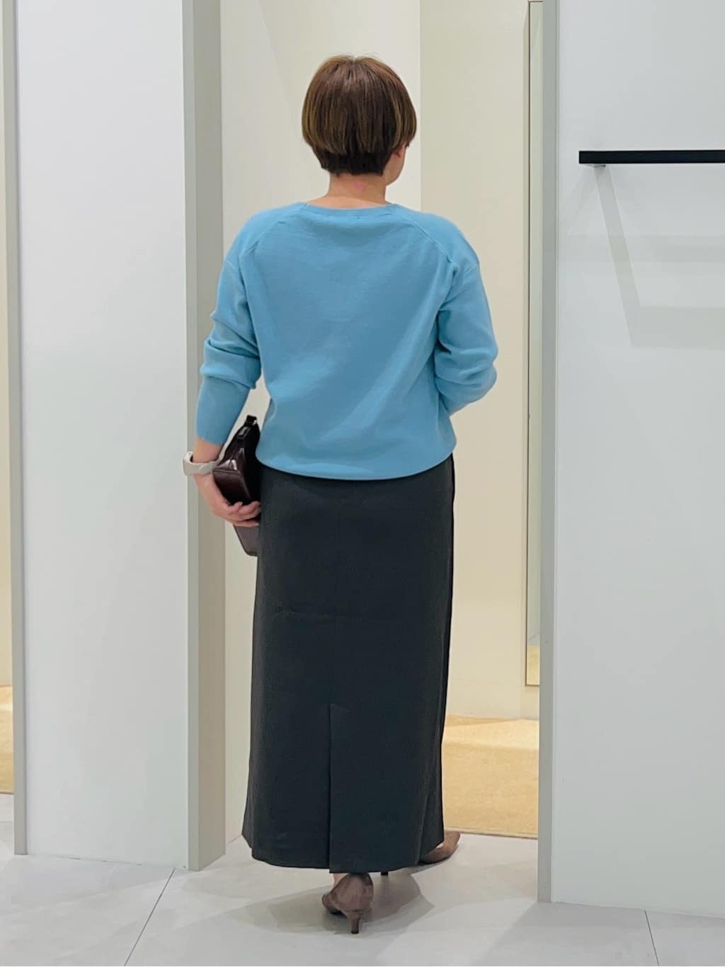 タナさんの「THE SHOP TK｜【すっきりシルエットが叶う】大人のためのVネックニット/毛玉になりにくい/静電気防止/洗濯機OK」を使ったコーディネート