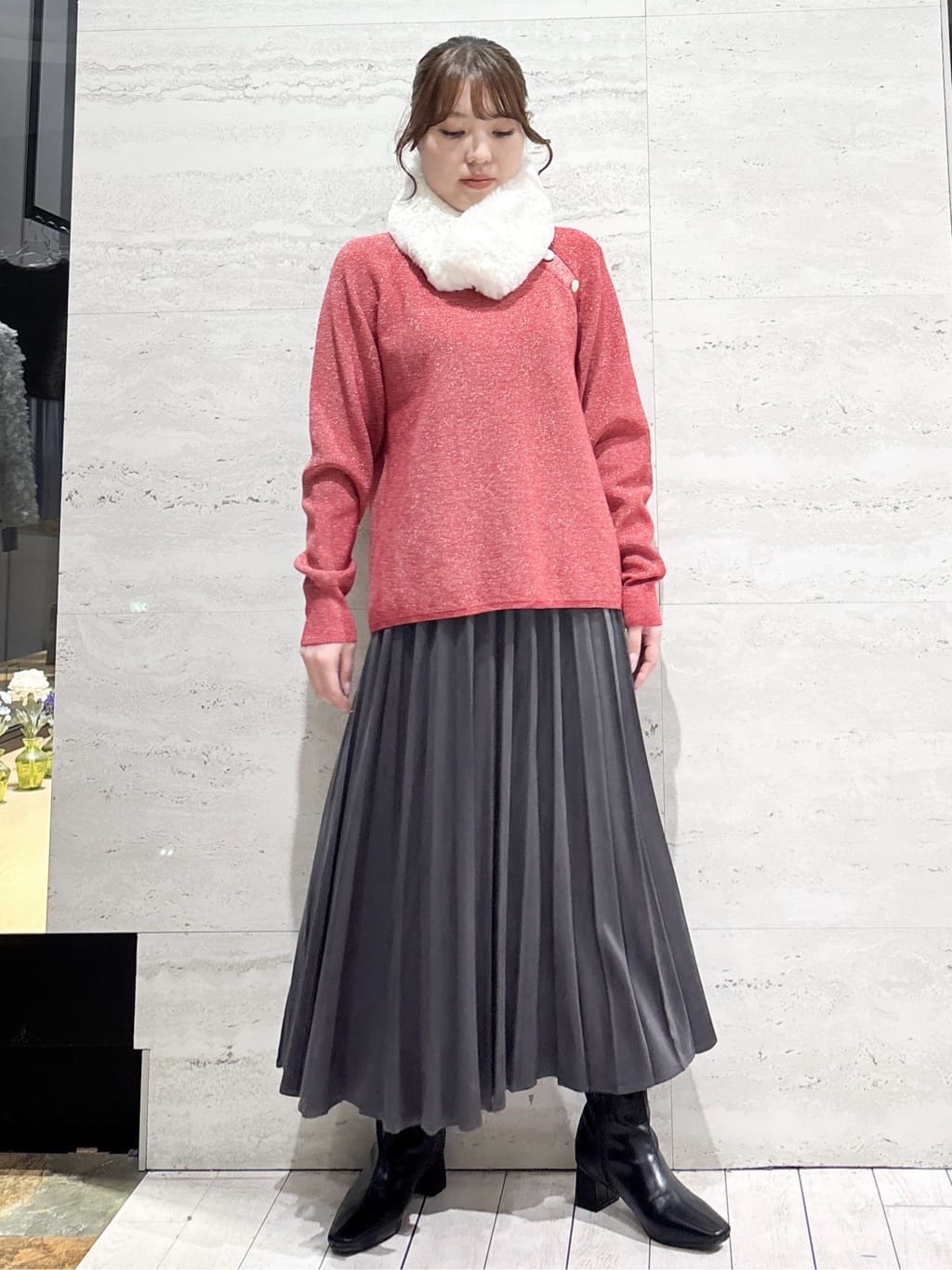 かほさんの「OPAQUE.CLIP｜フェイクスウェードプリーツスカート【静電気防止加工／洗濯機OK】」を使ったコーディネート