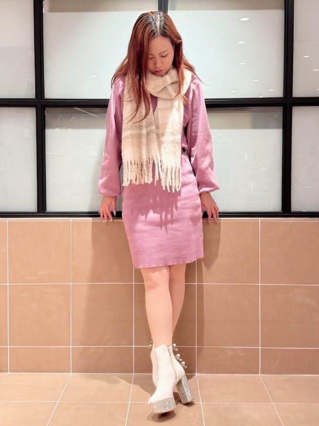 すみれさんの「ESPERANZA｜【ラク盛り/ショートブーツ】リピーター続出／脚長美脚 バックリボングリッターヒールショートブーツ」を使ったコーディネート
