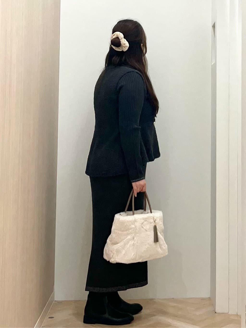 akariさんの「grove｜【2点SET/体型カバー】一枚で決まる、ペプラムベスト&times;ニットワンピース」を使ったコーディネート