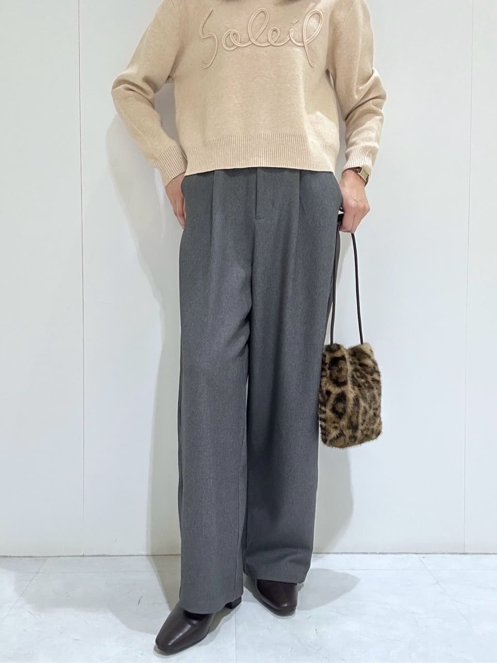 makiさんの「OPAQUE.CLIP｜チェーン刺繍ロゴニット【洗濯機OK】」を使ったコーディネート