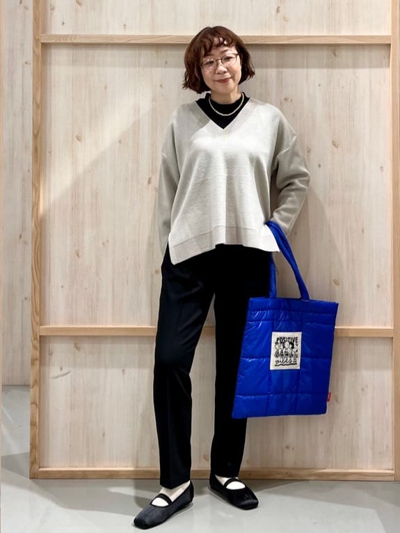 nakoさんの「THE SHOP TK｜【体型カバー】ゆったり サイドスリットニット」を使ったコーディネート