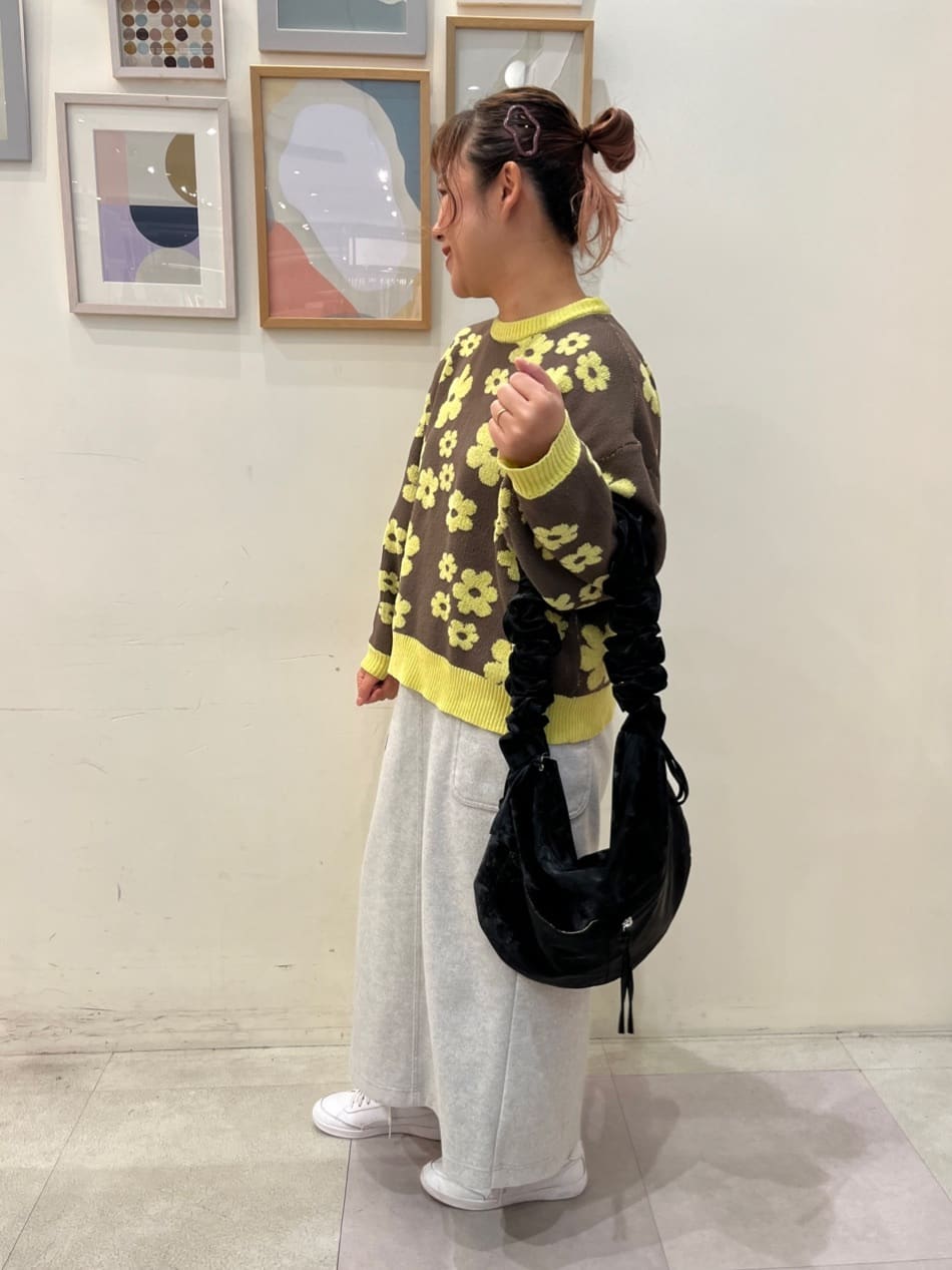 mikakoさんの「SHOO･LA･RUE｜【S-LL】レトロ感漂う デイジー柄 総柄ニット」を使ったコーディネート
