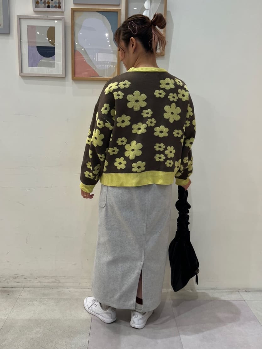 mikakoさんの「SHOO･LA･RUE｜【S-LL】レトロ感漂う デイジー柄 総柄ニット」を使ったコーディネート