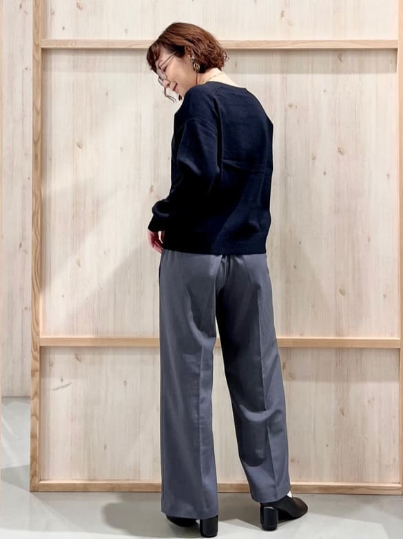 nakoさんの「THE SHOP TK｜【すっきりシルエットが叶う】大人のためのVネックニット/毛玉になりにくい/静電気防止/洗濯機OK」を使ったコーディネート