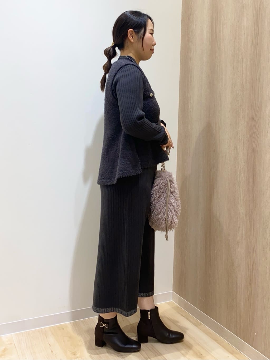 HANAさんの「grove｜【2点SET/体型カバー】一枚で決まる、ペプラムベスト&times;ニットワンピース」を使ったコーディネート