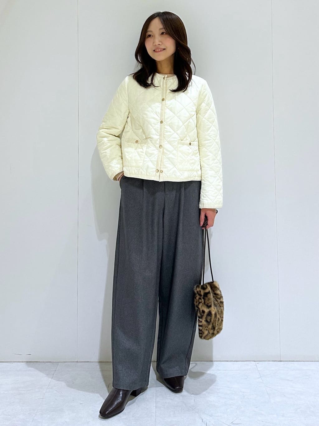 makiさんの「OPAQUE.CLIP｜チェーン刺繍ロゴニット【洗濯機OK】」を使ったコーディネート