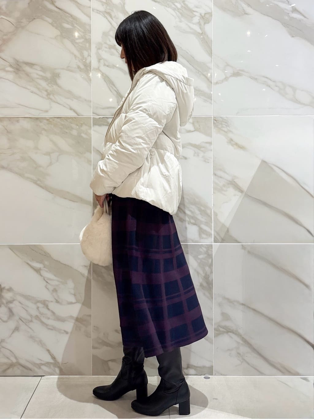 マキさんの「index｜KAWADAダウンペプラムショートコート【撥水／洗濯機OK／静電気防止裏地】」を使ったコーディネート