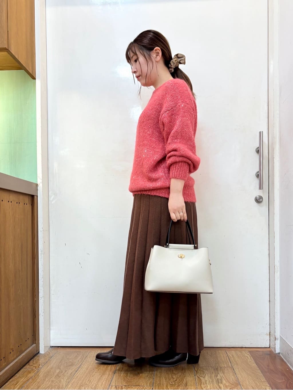 だいわさんの「SHOO･LA･RUE｜【洗濯機可/S-LL】上品にキラリと華やぐ スパンコールニット」を使ったコーディネート