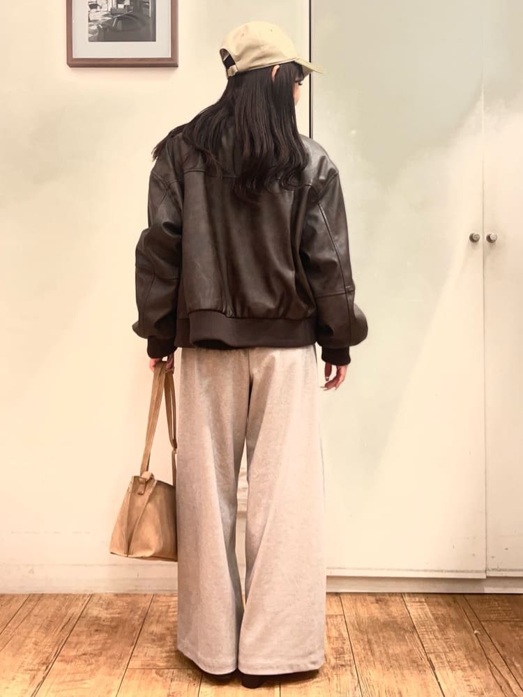 AIRIさんの「SHOO･LA･RUE｜【S-LL】大人綺麗 レザー調リブブルゾン」を使ったコーディネート