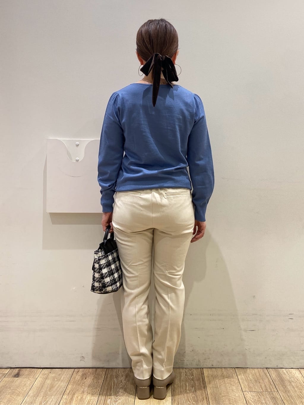 YUKOさんの「index｜パール調パーツ付きクルーネックニット【洗濯機OK】《8col／XS～3L》」を使ったコーディネート